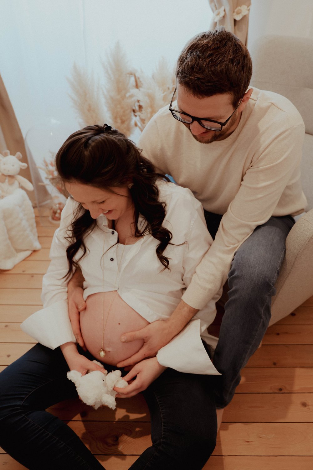 Grossesse — futurs parents attendris devant le ventre