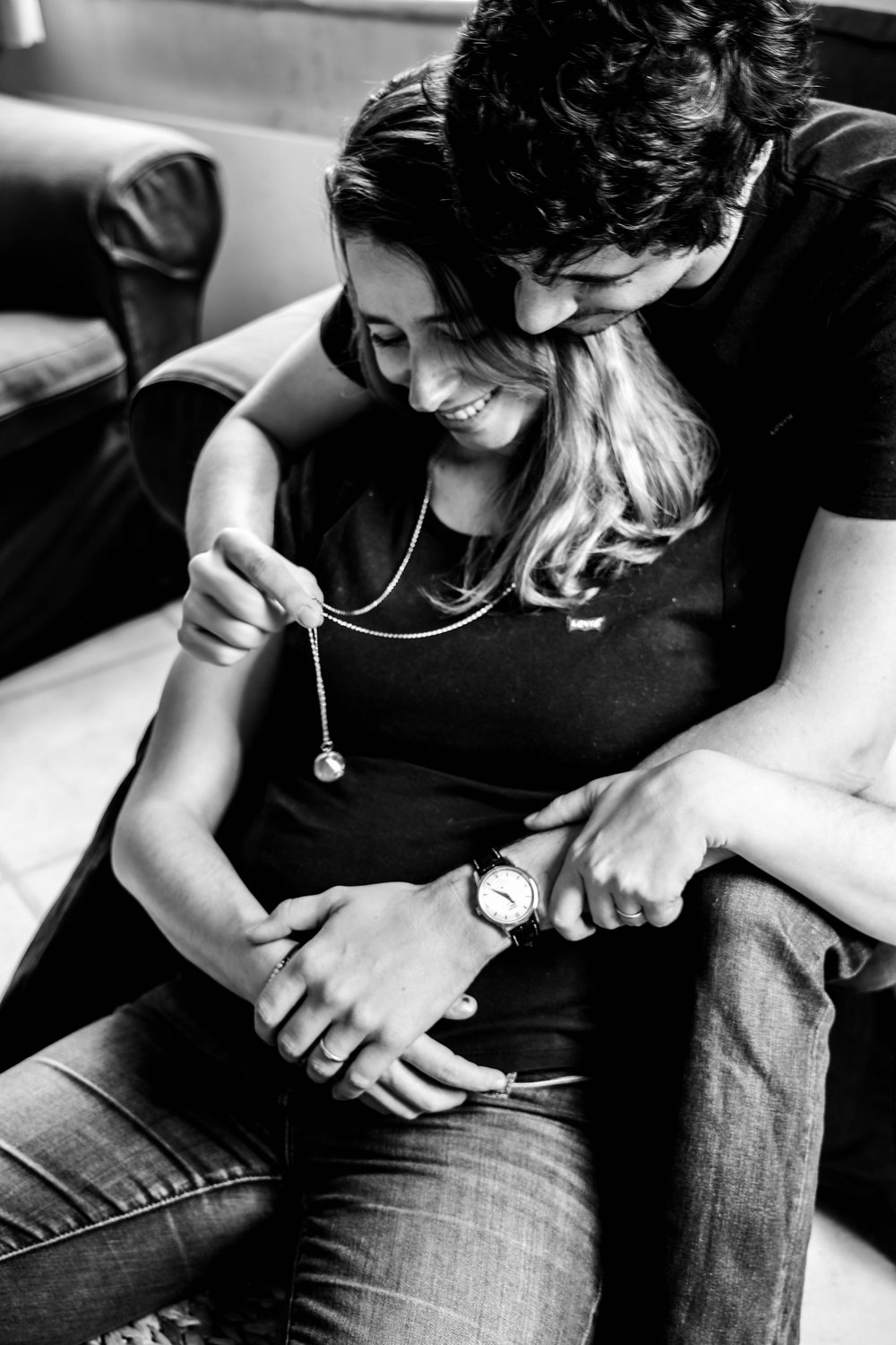 Grossesse — futurs parents enlacés, moment de tendresse