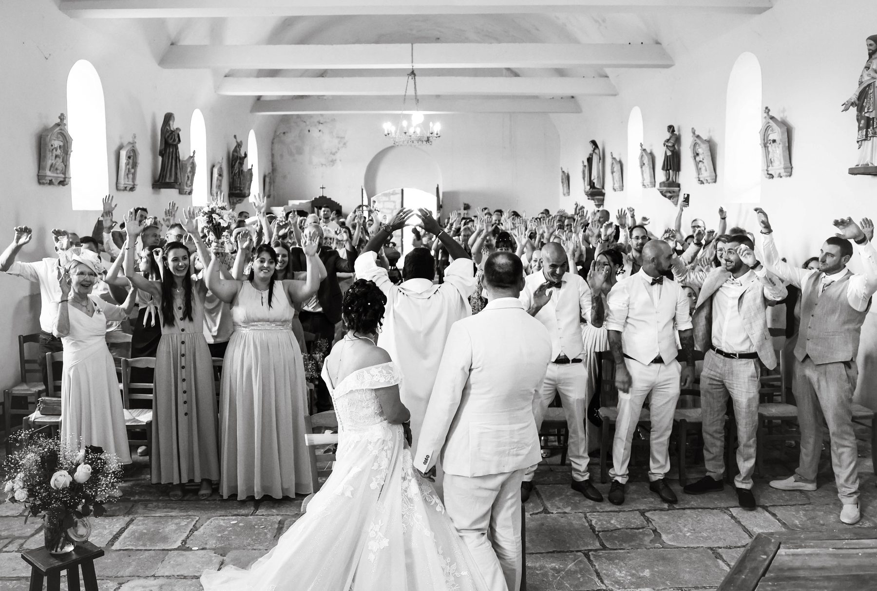 Mariage — les invités applaudissent au passage des mariés, noir et blanc