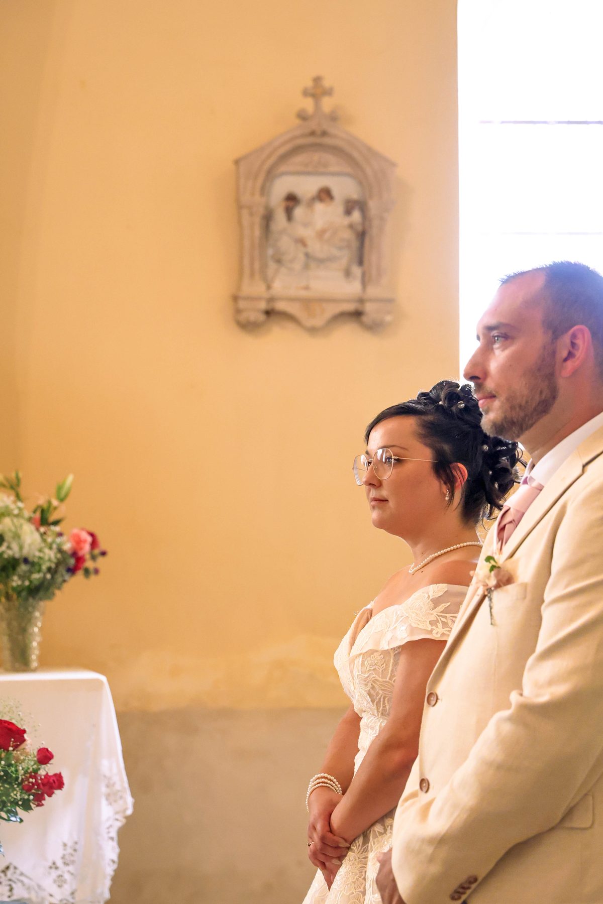 Mariage — les mariés de profil pendant la cérémonie
