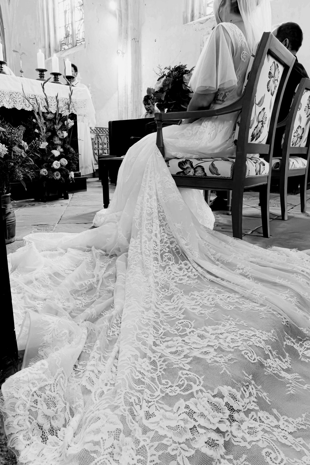 Mariage — la traîne de la robe de la mariée, noir et blanc