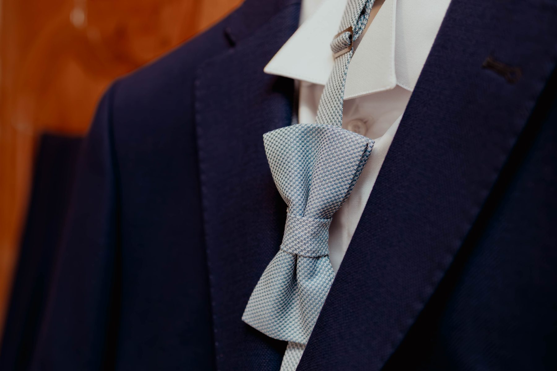 Mariage — détail du nœud papillon du marié