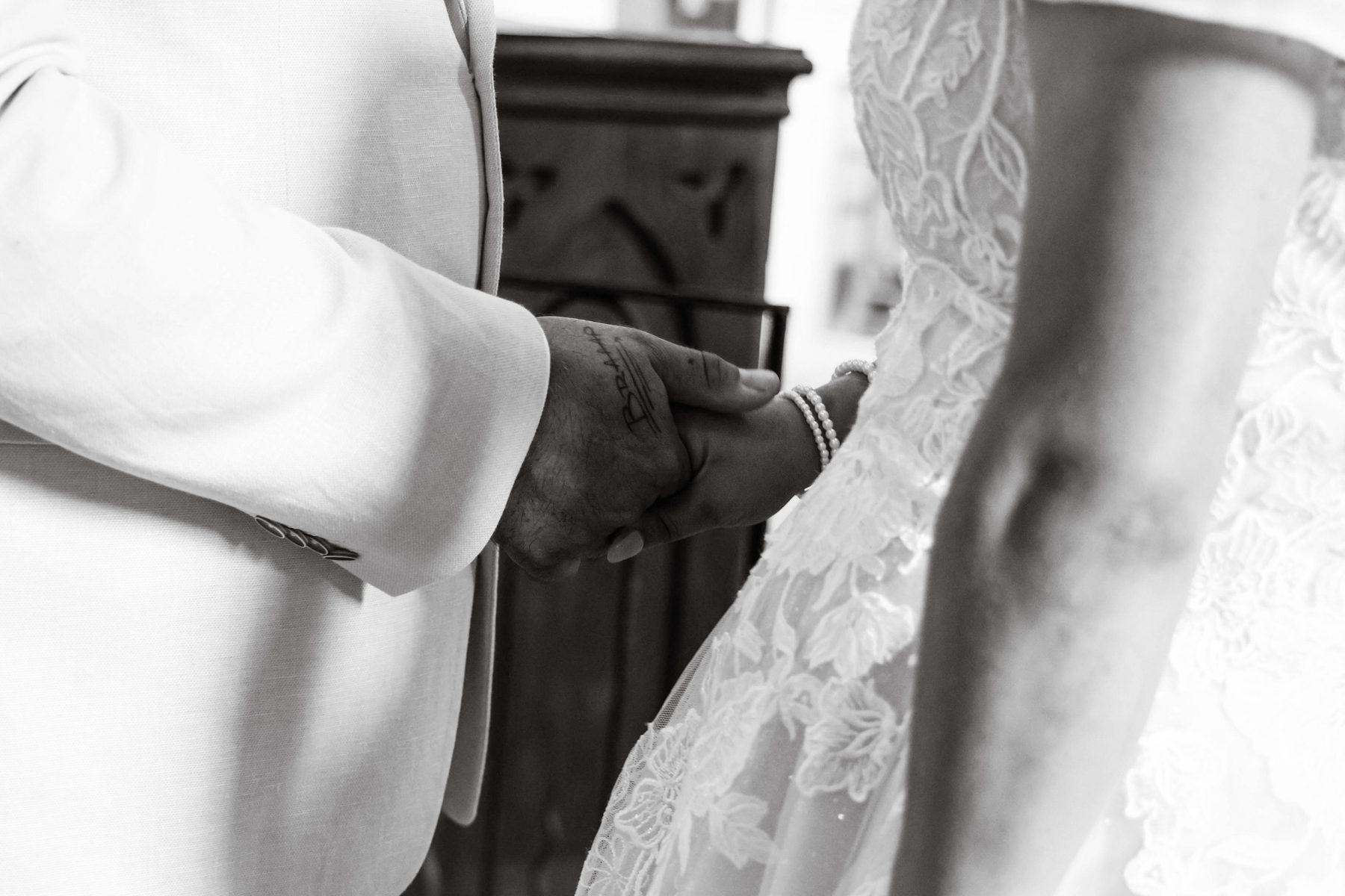 Mariage — mains des mariés enlacées, noir et blanc