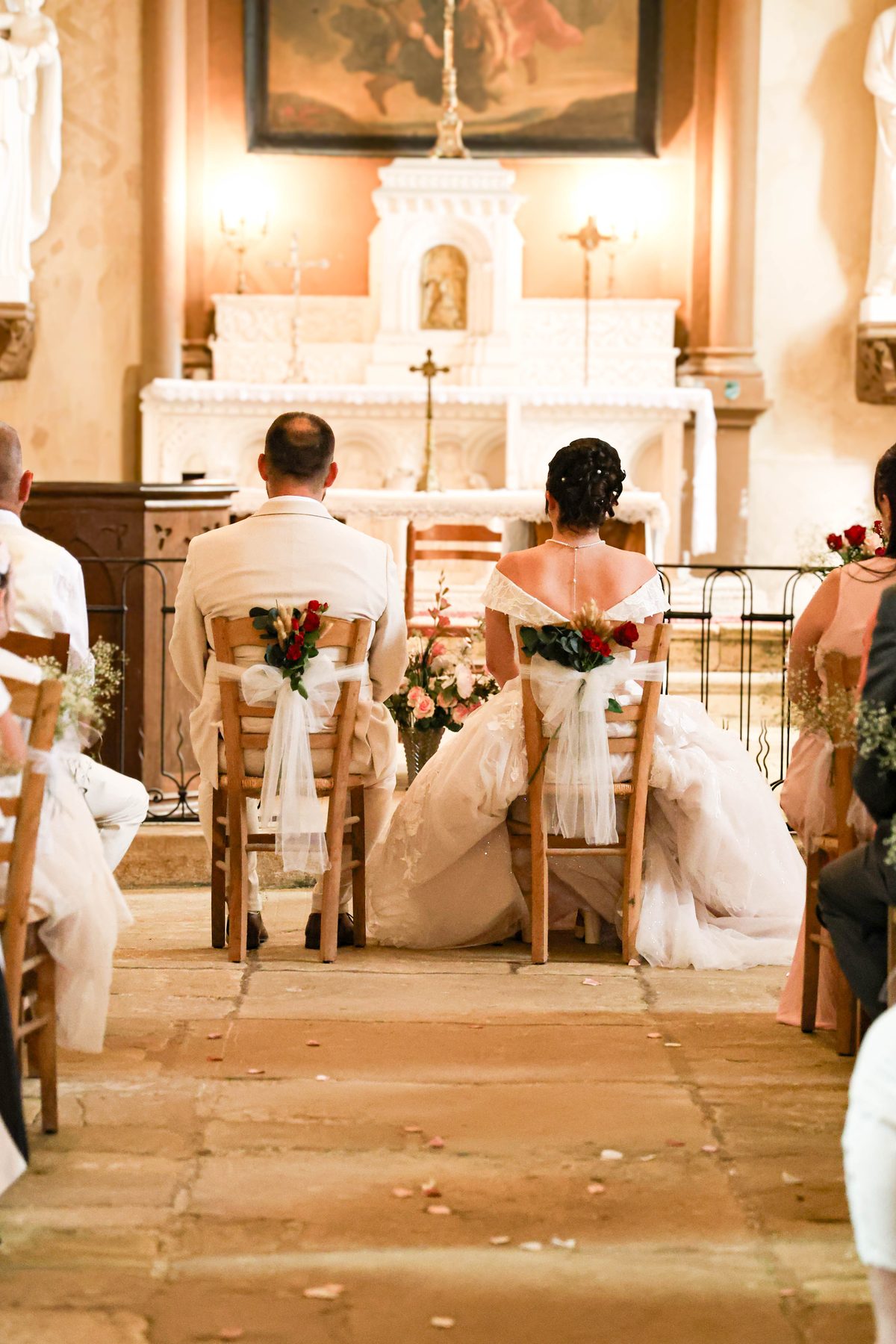 Mariage — les mariés assis de dos, noir et blanc