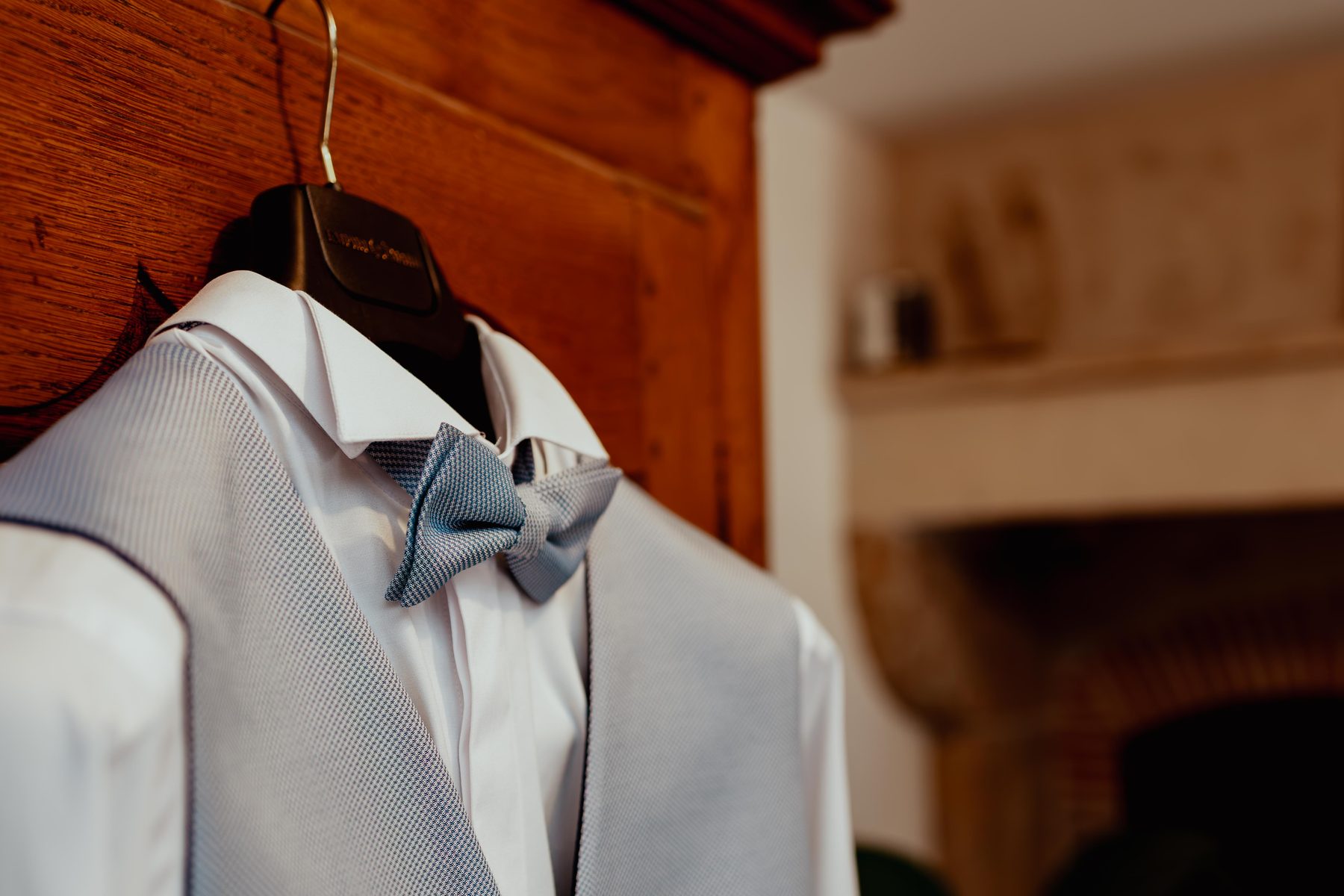 Mariage — chemise et nœud papillon du marié sur cintre
