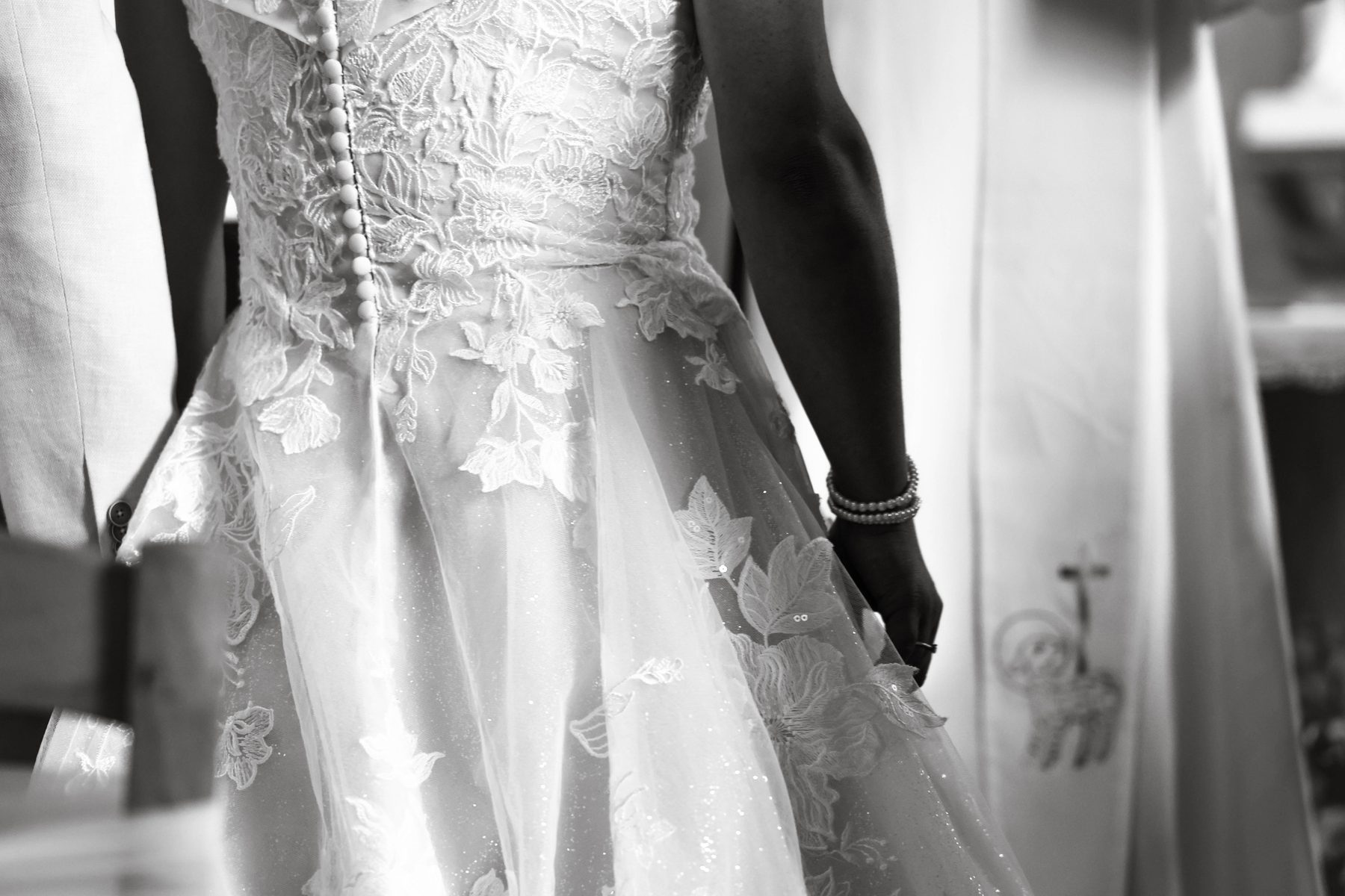Mariage — détail de la dentelle au dos de la robe, noir et blanc