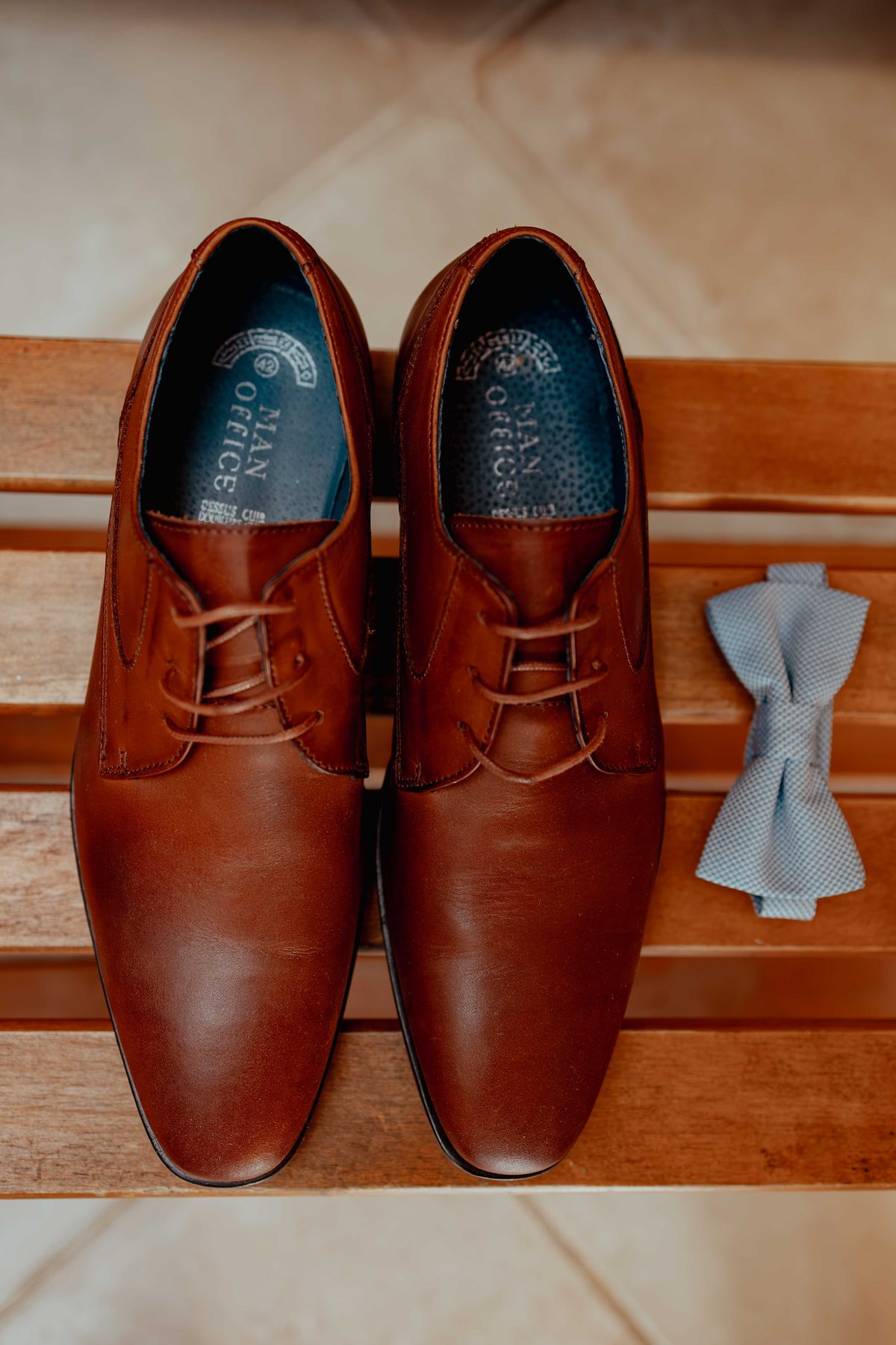 Mariage — chaussures du marié et nœud papillon