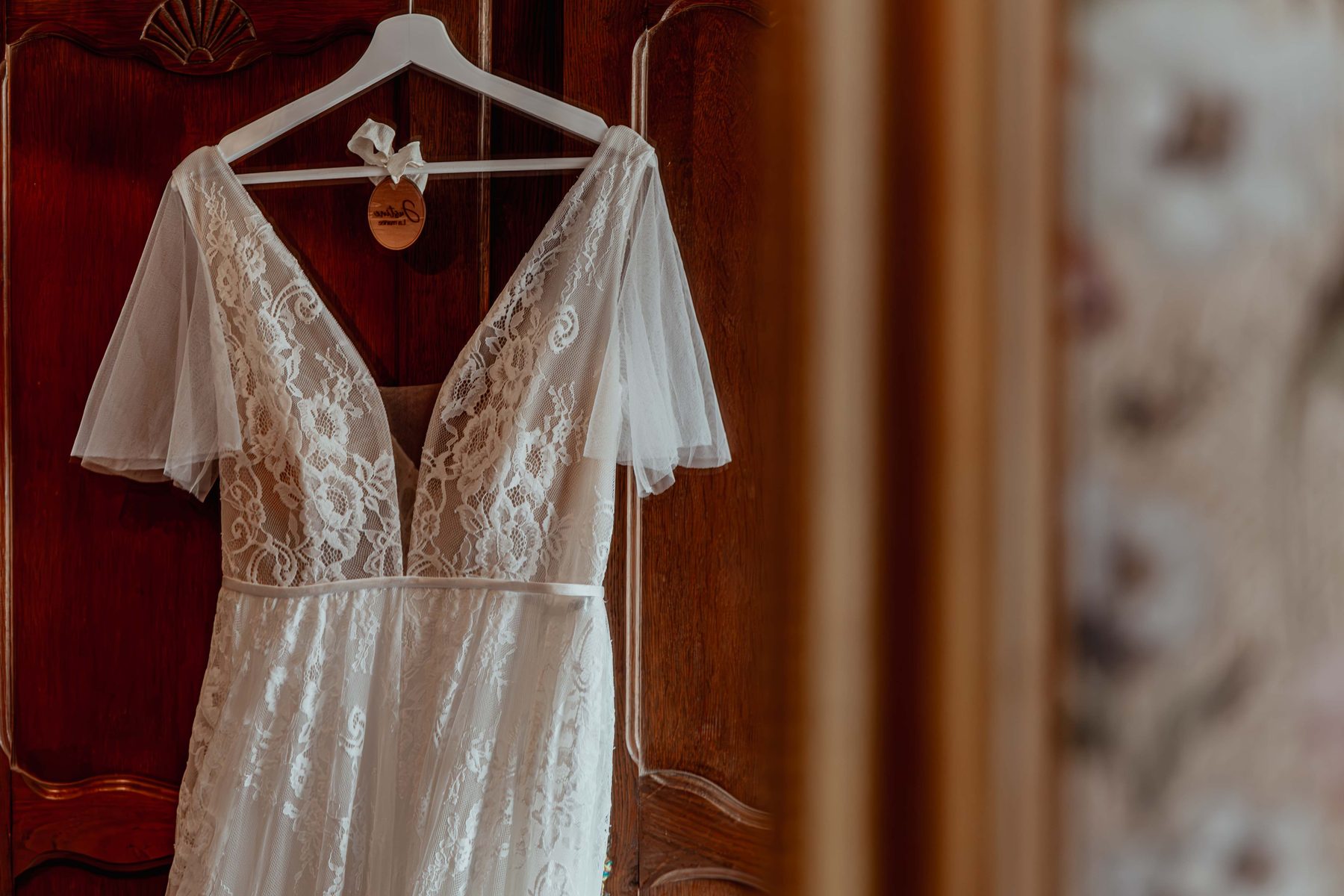 Mariage — la robe de la mariée suspendue avant la cérémonie
