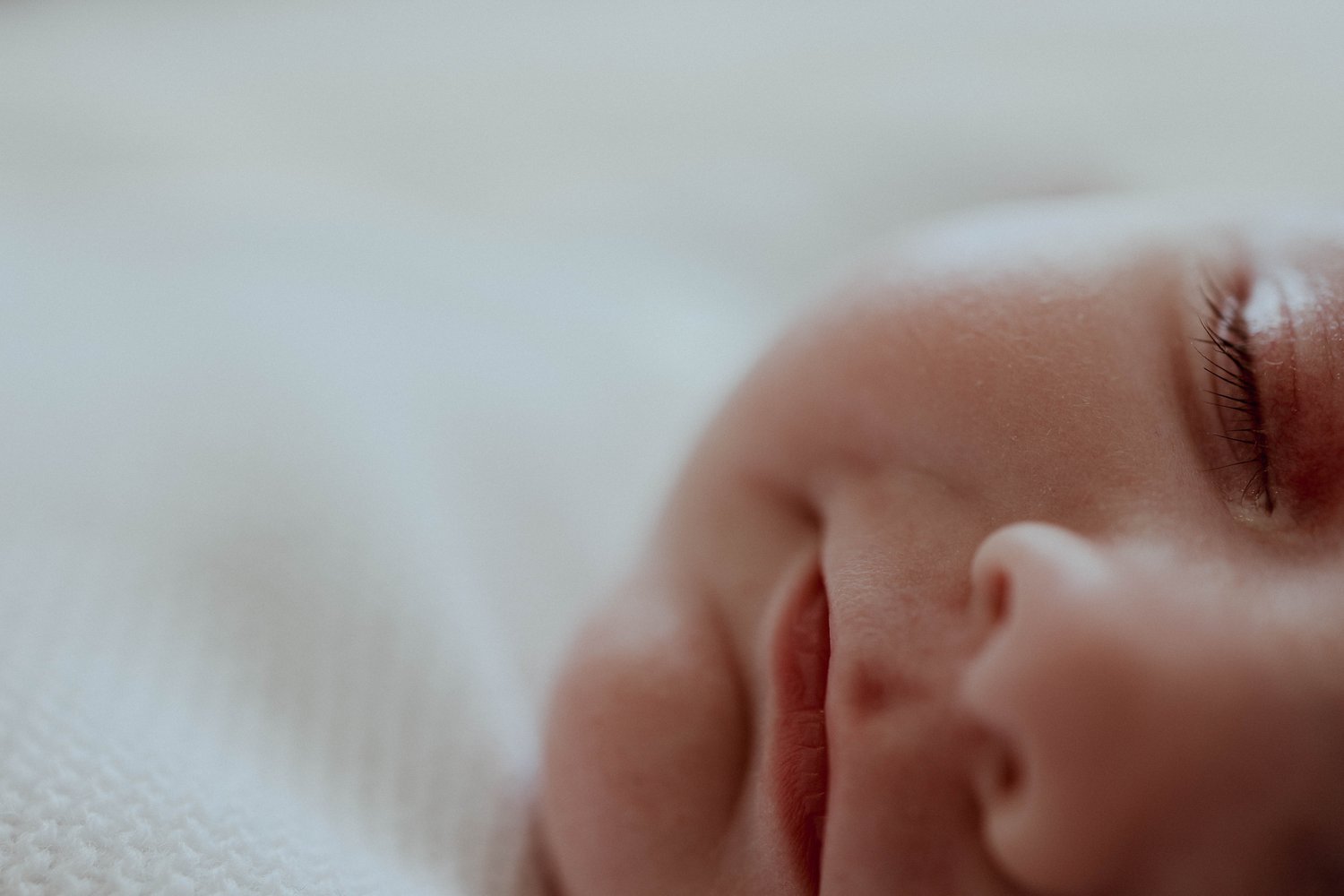 Naissance — visage du nouveau-né endormi