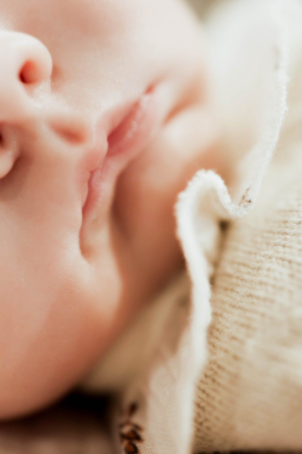 Naissance — détail sur la bouche du nouveau-né