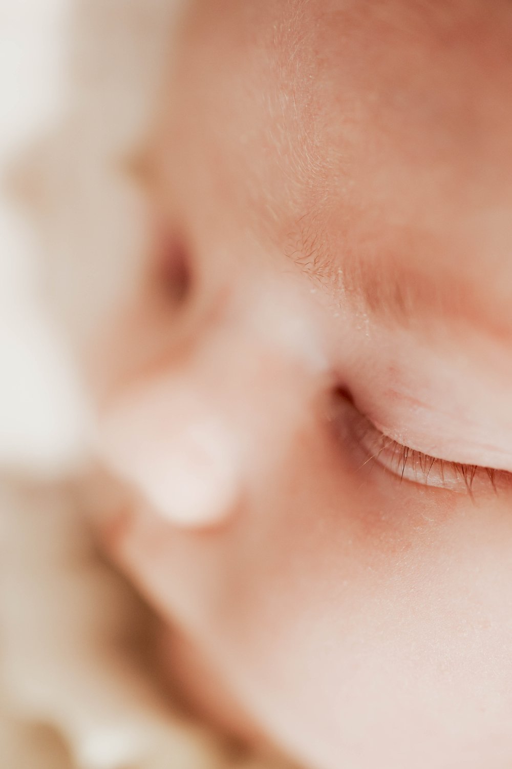 Naissance — yeux fermés du nouveau-né