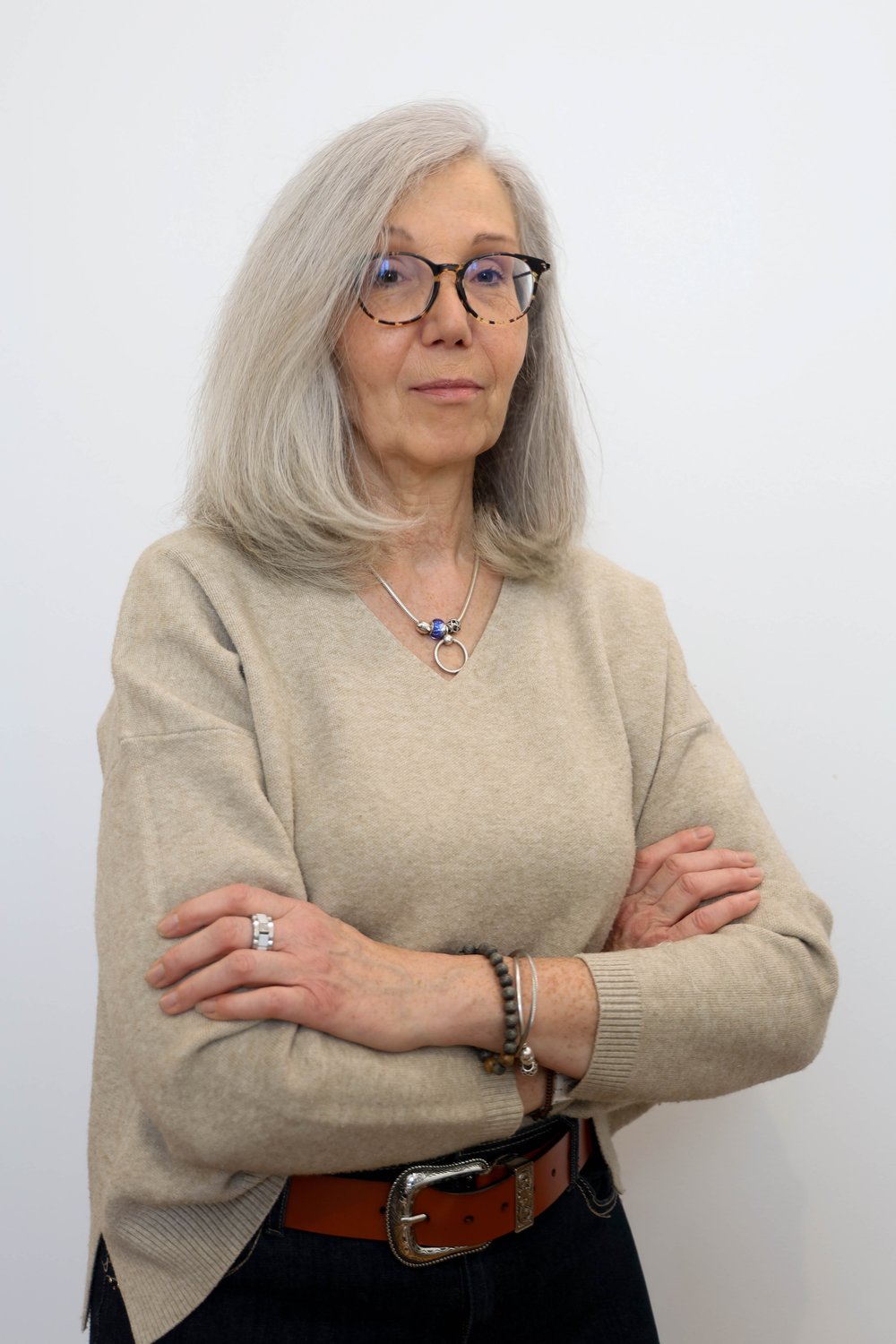 Portrait studio — femme aux cheveux gris et lunettes