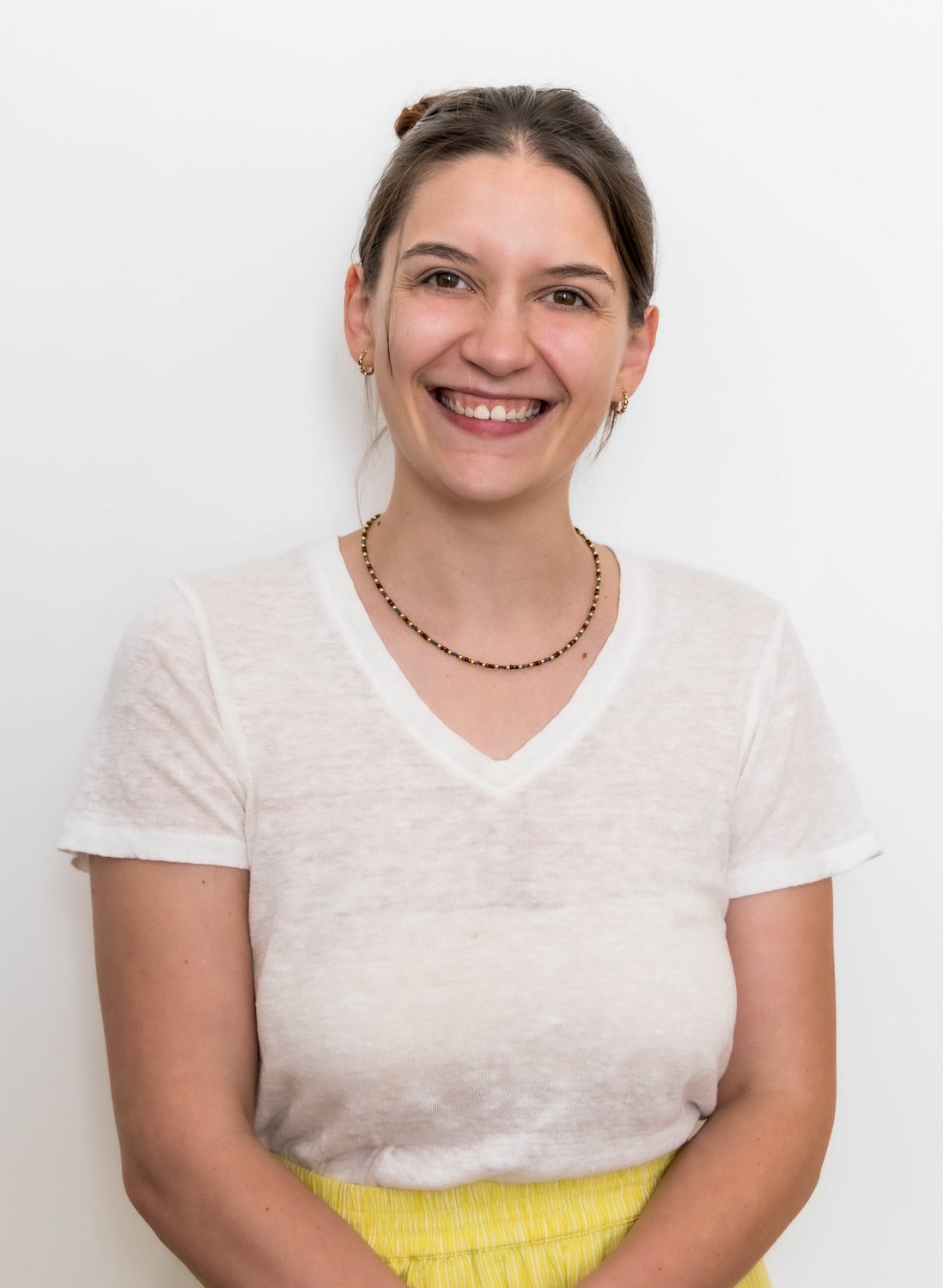 Portrait studio — jeune femme éclatant de rire